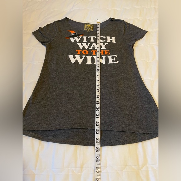 Halloween tee 🎃👻 size XS - Picture 3 of 5